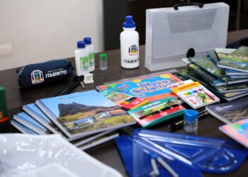 Prefeitura de Itabirito distribui uniformes e kits de material escolar para estudantes e professores