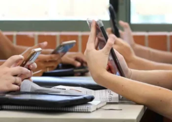 Uso de celulares nas escolas de Minas Gerais é regulamentado por nova lei federal